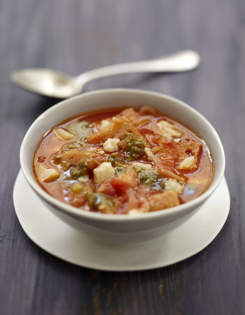 Italienische Tomaten-Brot-Suppe mit Pesto