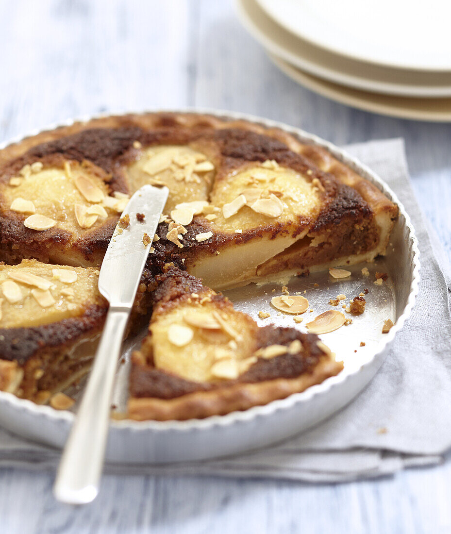 Angeschnittener Lebkuchen-Birnen-Pie