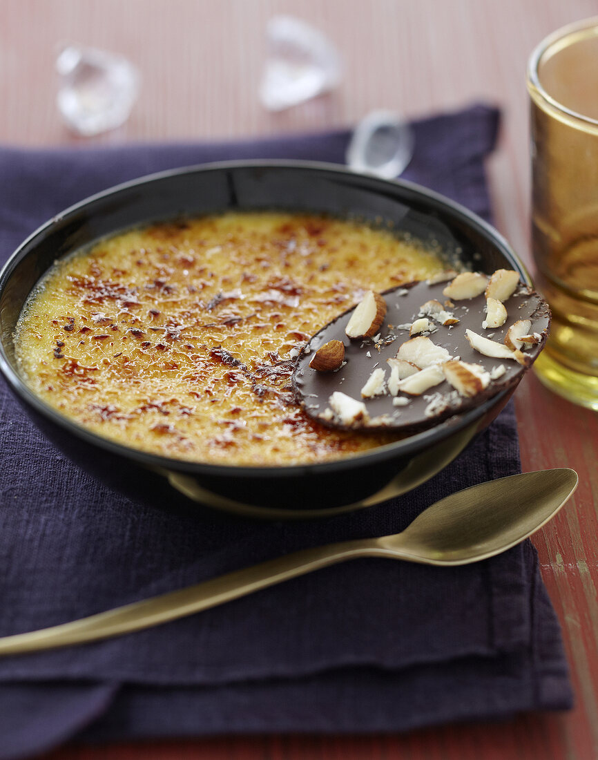 Crème brûlée mit knusprigem Schokotaler mit Haselnüssen