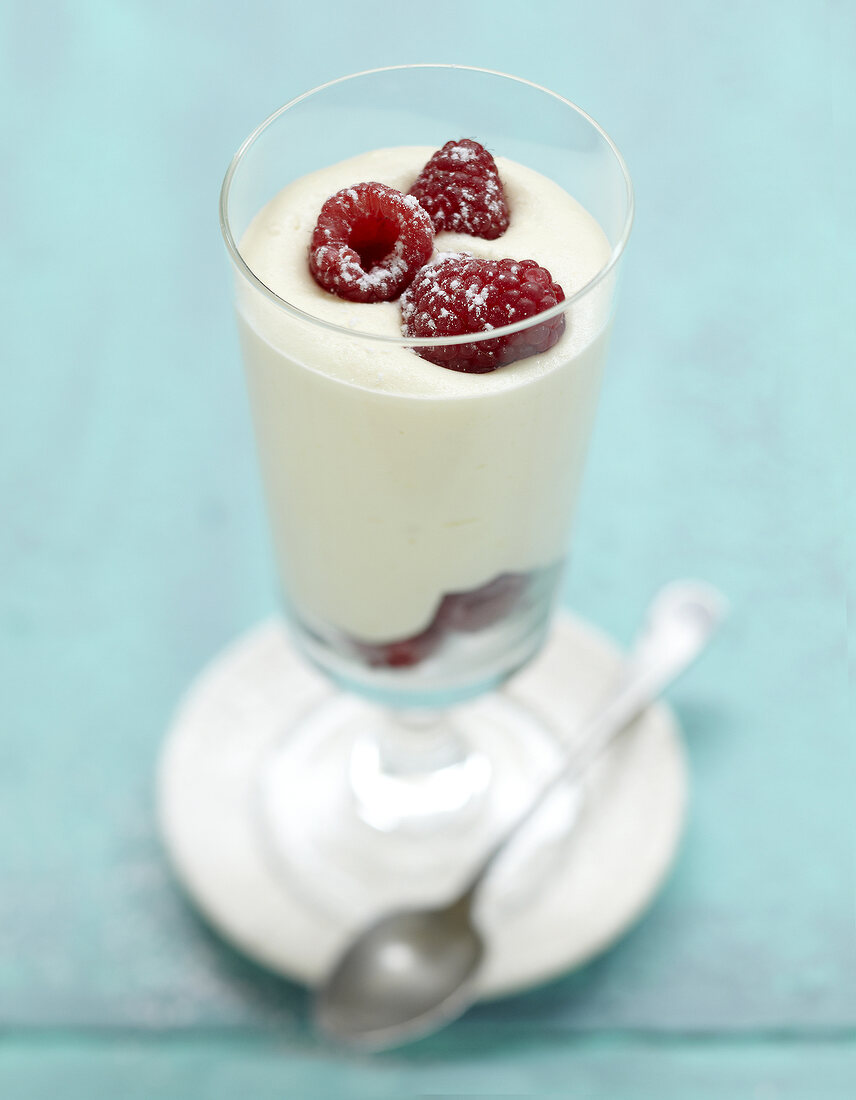 weiße Schoko-Mousse mit Himbeeren