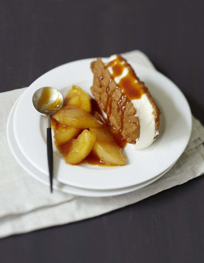Express cheesecake with stewed pears in caramel sauce