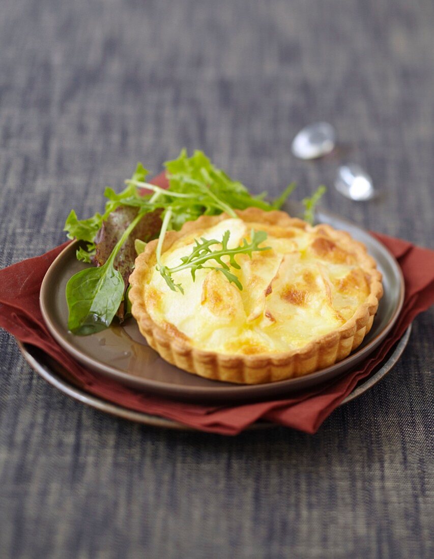 Herzhaftes Törtchen mit Kartoffeln und Brie