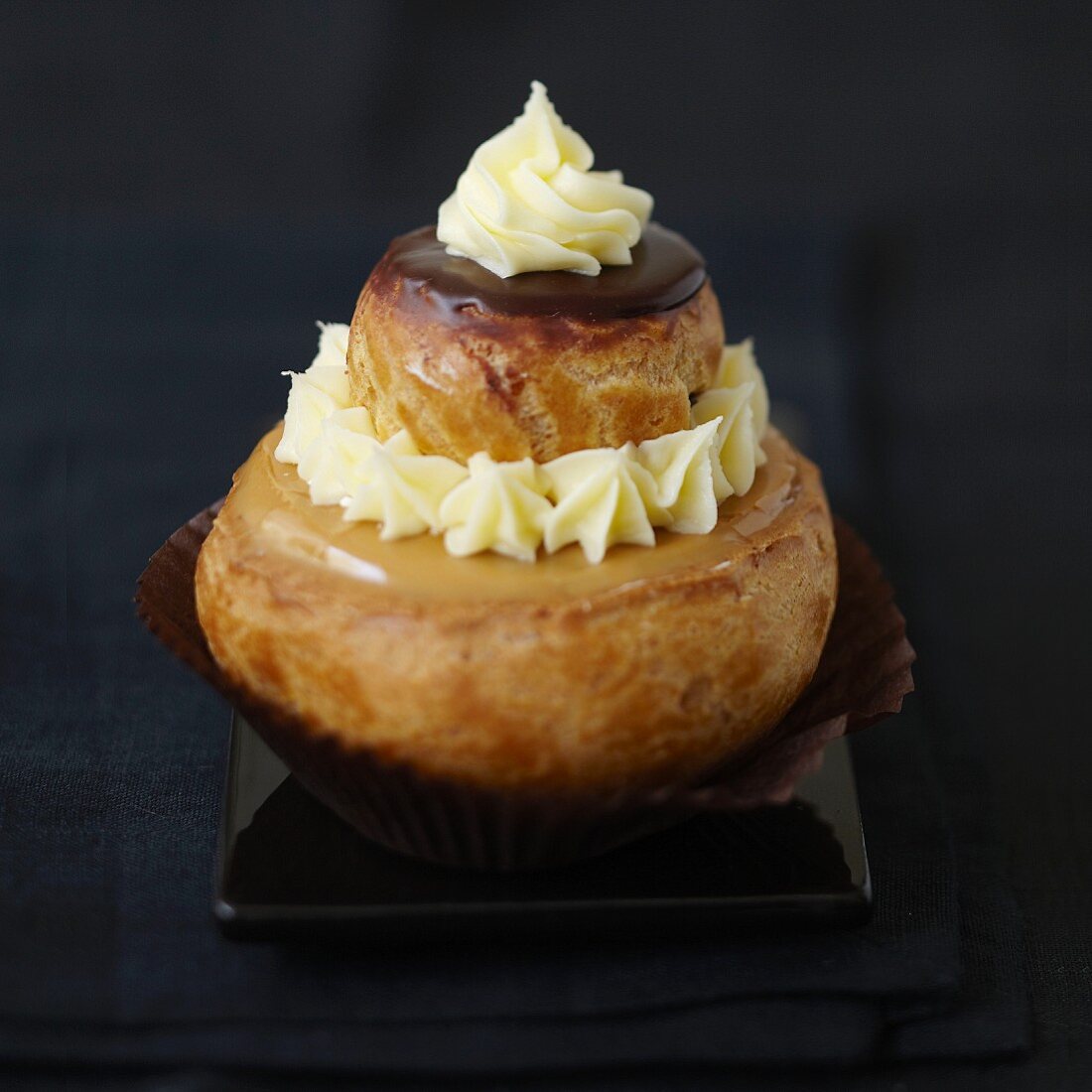 Religieuse café-chocolat (Französisches Brandteiggebäck)