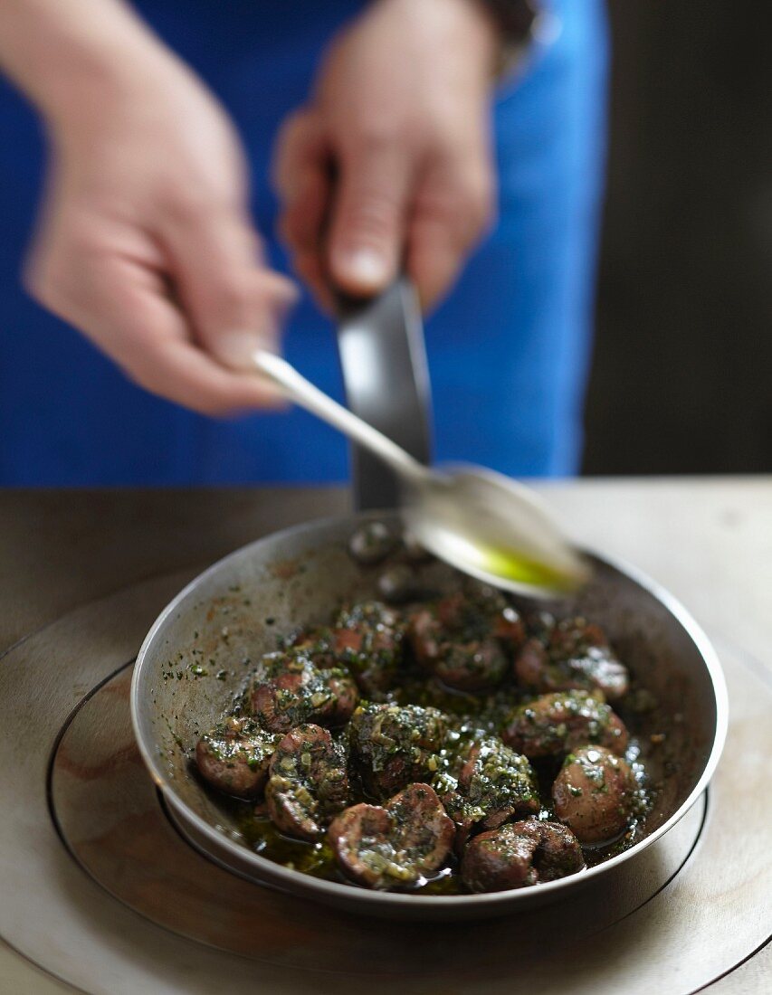 Pan-fried kidneys with parsley