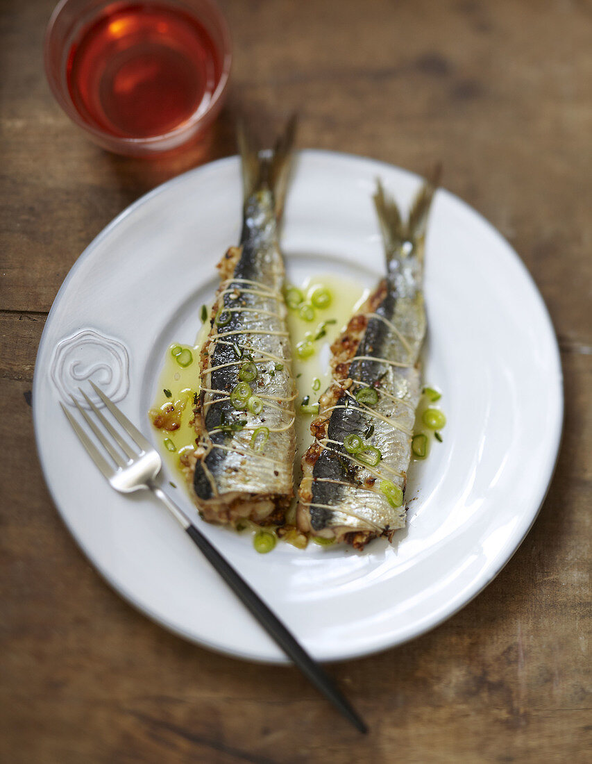 Grilled sardines with onions and pine nuts
