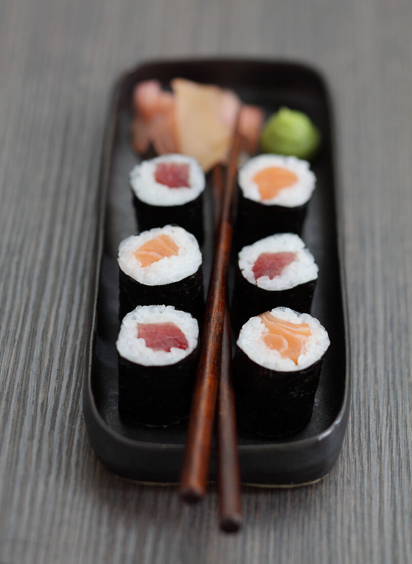 Tuna and salmon makis