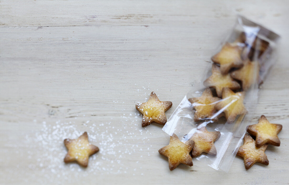 Cinnamon-flavored star-shaped Christmas shortbread cookies