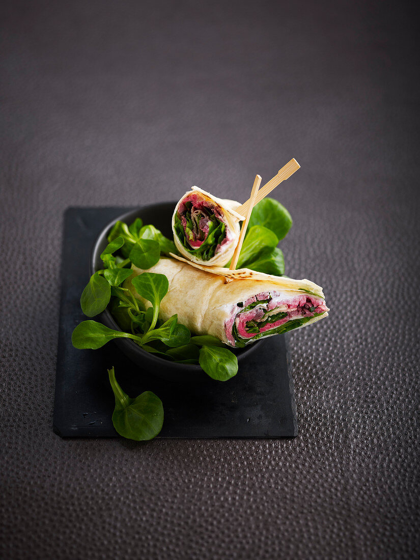 Wrap mit Roastbeef, Meerrettich und Feldsalat