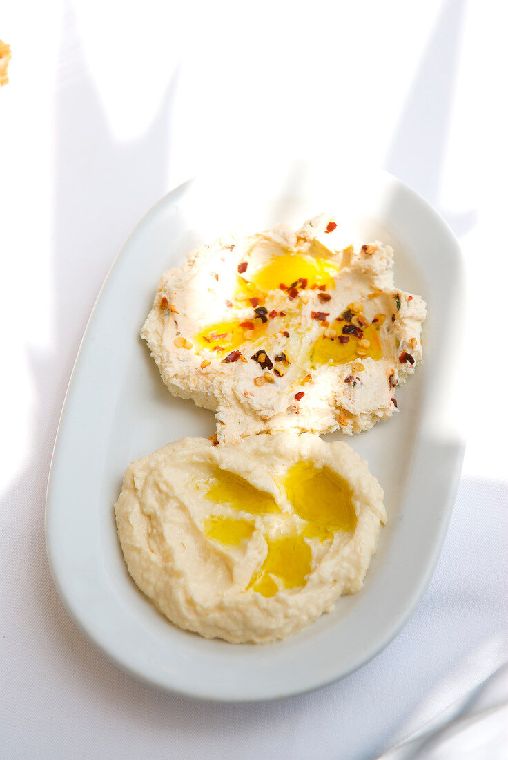 Hummus und Hummus mit getrocknetem Piment