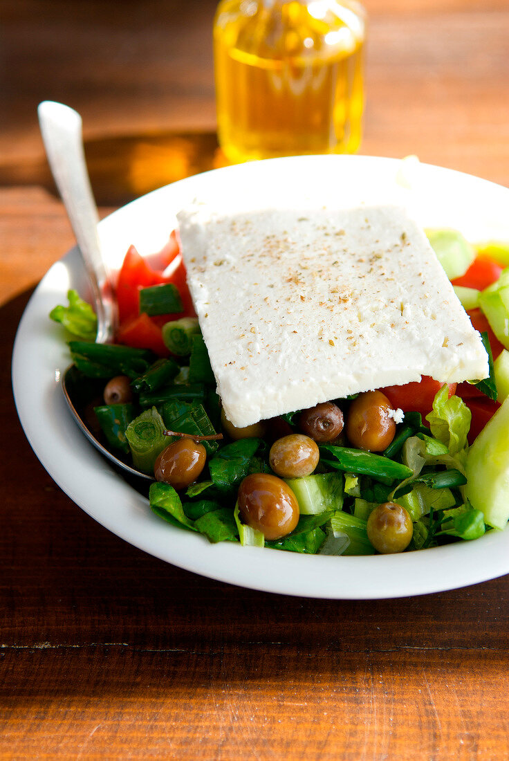 Griechischer Salat mit Oliven, Tomate, Feta und Olivenöl, auf Mykonos