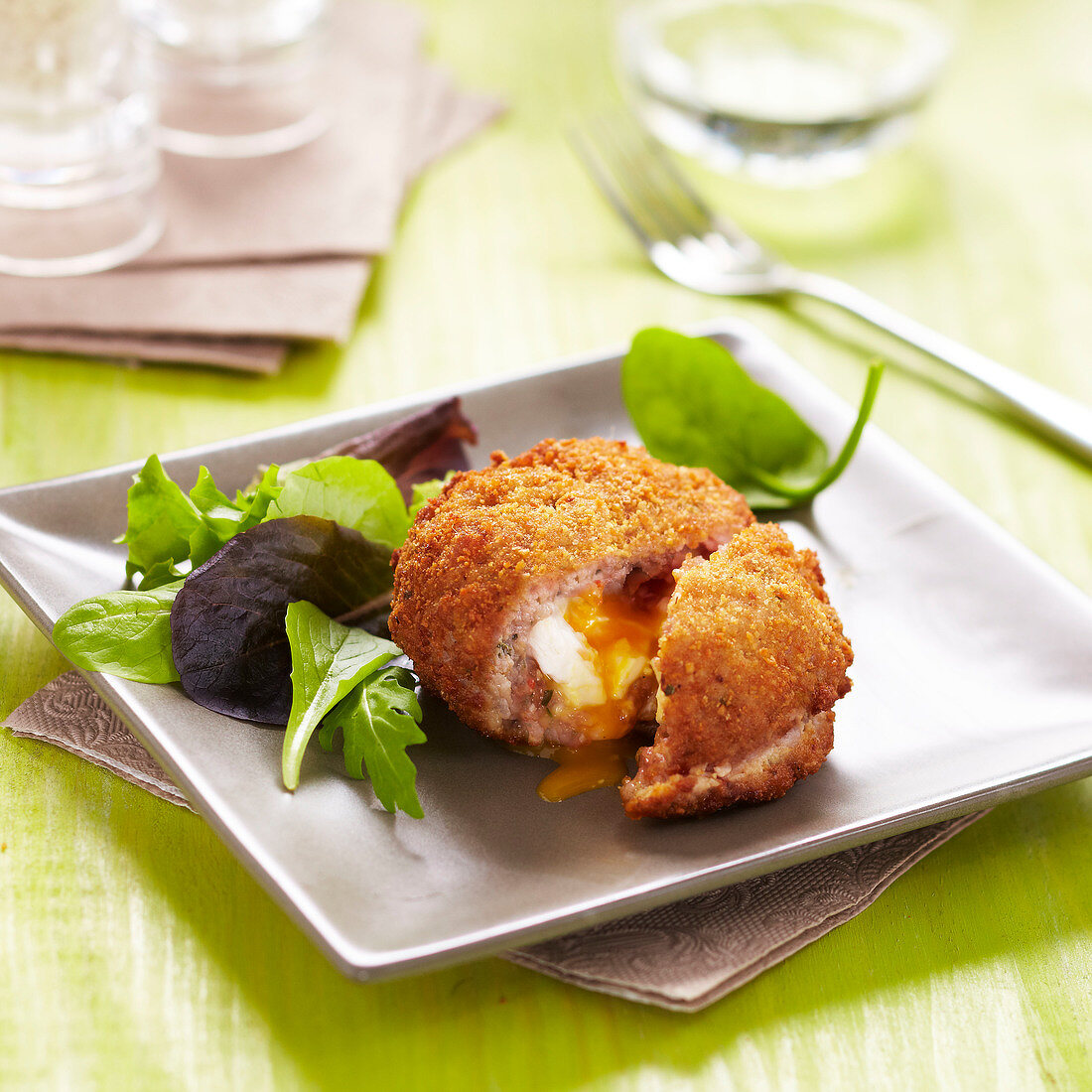 Scotch egg (Ei in Wurstbrät, paniert und frittiert, Schottland)