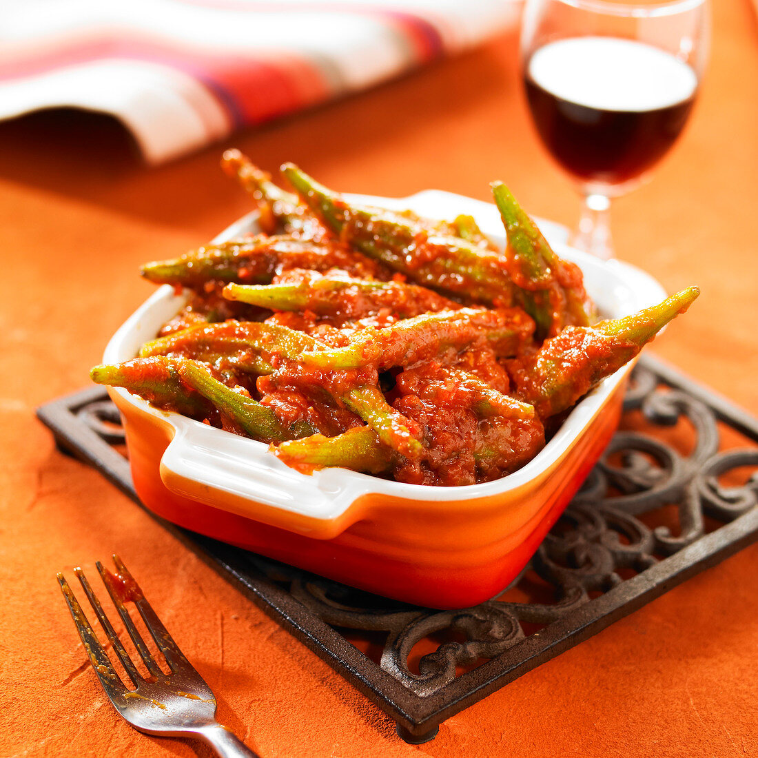 Geschmorte Okra mit Tomatensauce