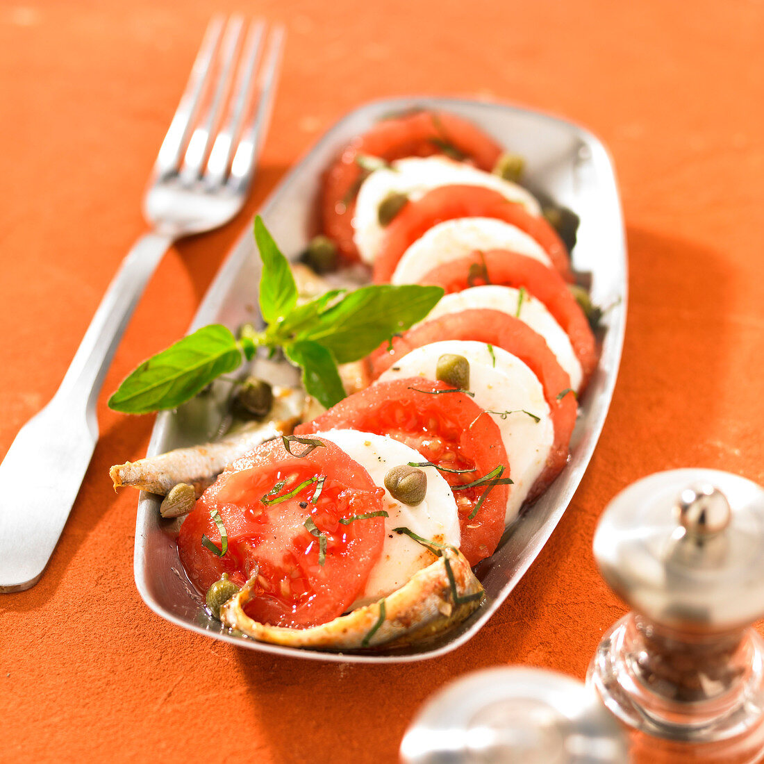 Tomaten-Mozzarella-Salat mit Kapern und Sardellen