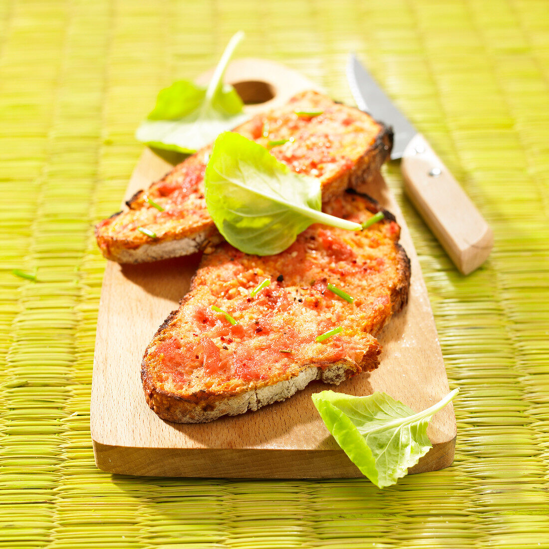 Bruschetta mit Knoblauch und Tomate