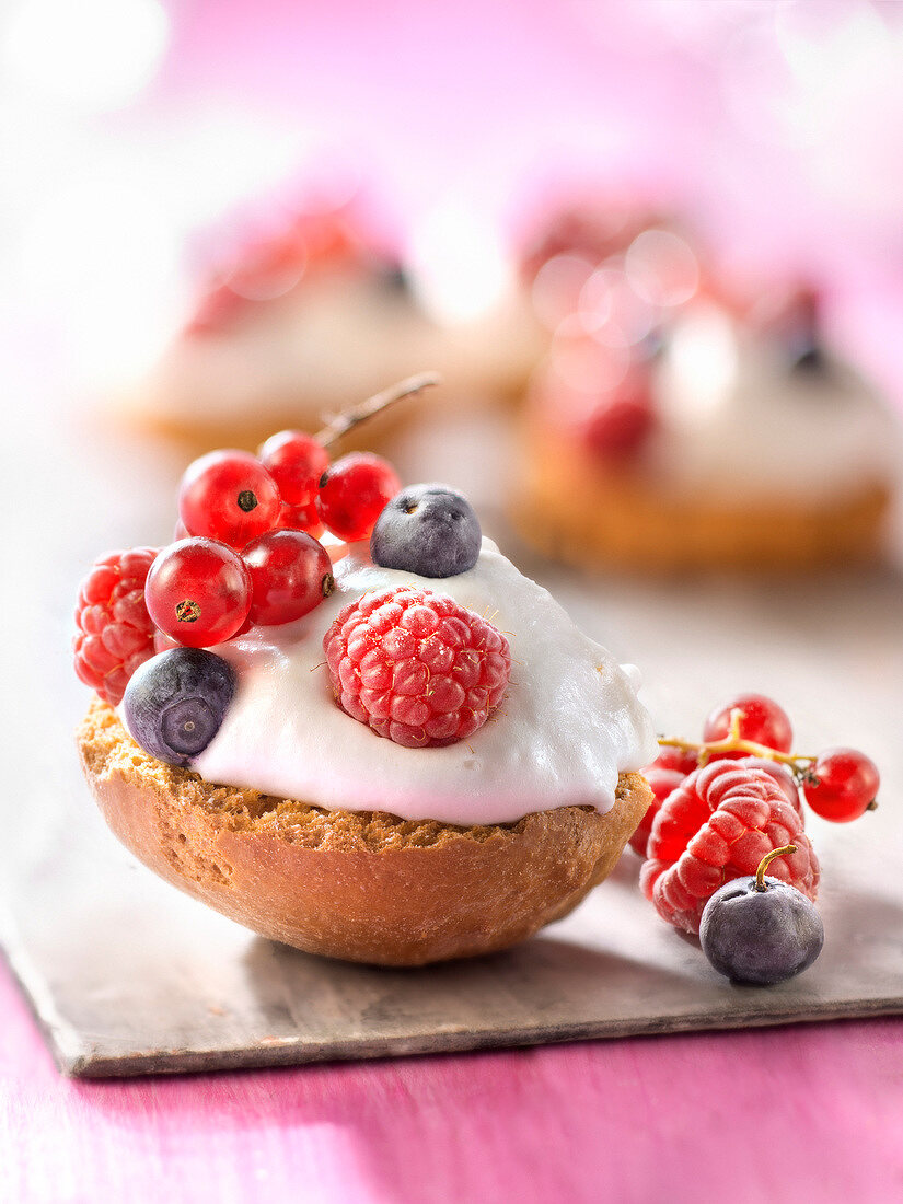 Geröstete Briochehälfte mit Sommerbeerencreme