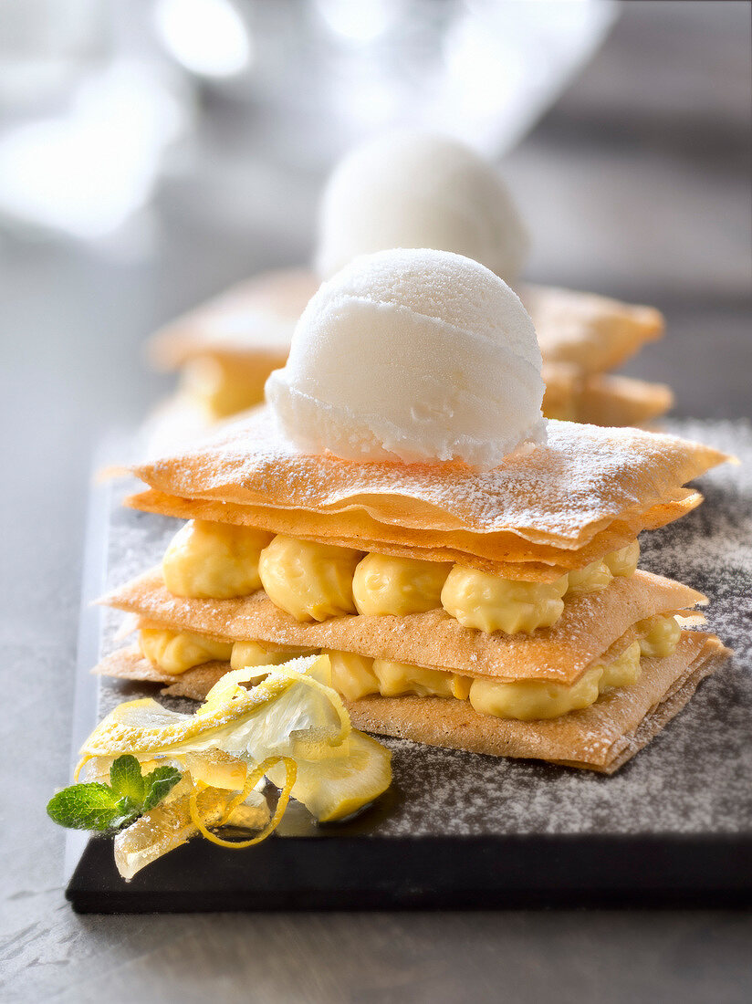 Knusprige Millefeuille mit Zitronencreme und Zitronensorbet