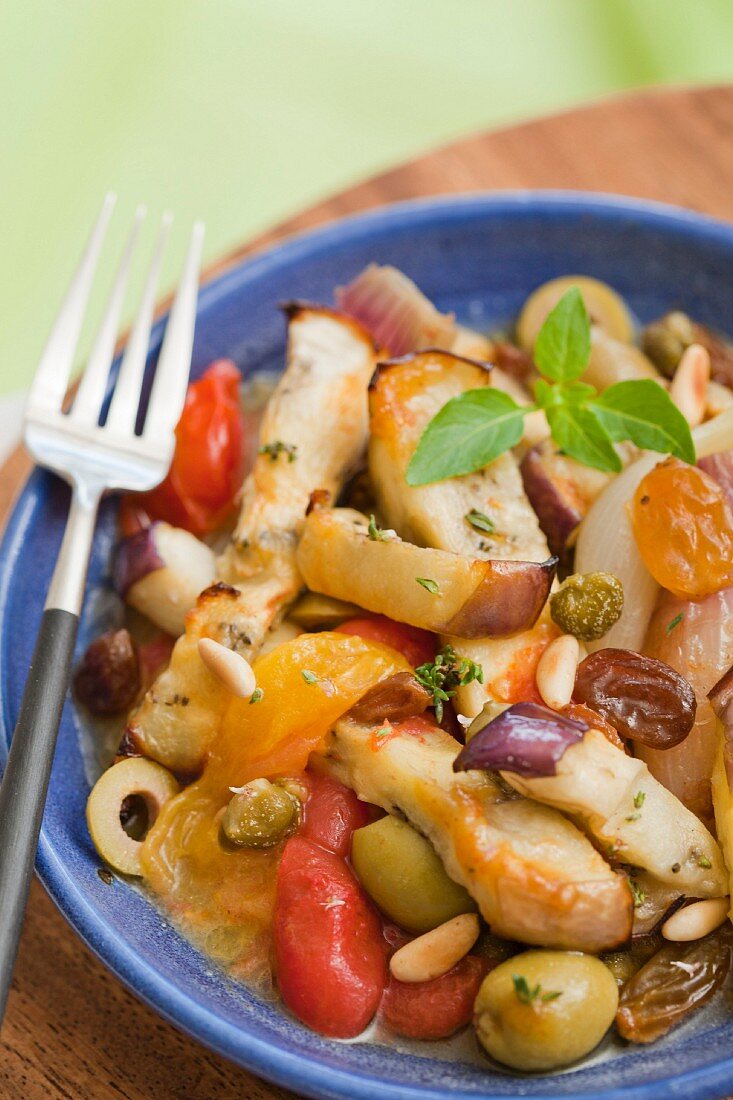 Hähnchenschmortopf mit Oliven, Tomaten, Auberginen, Rosinen und Pinienkernen