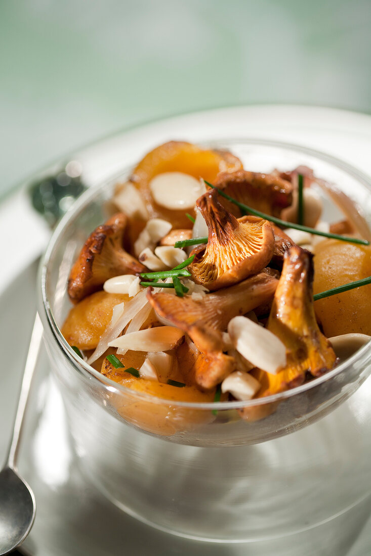 Pan-fried chanterelles with almonds
