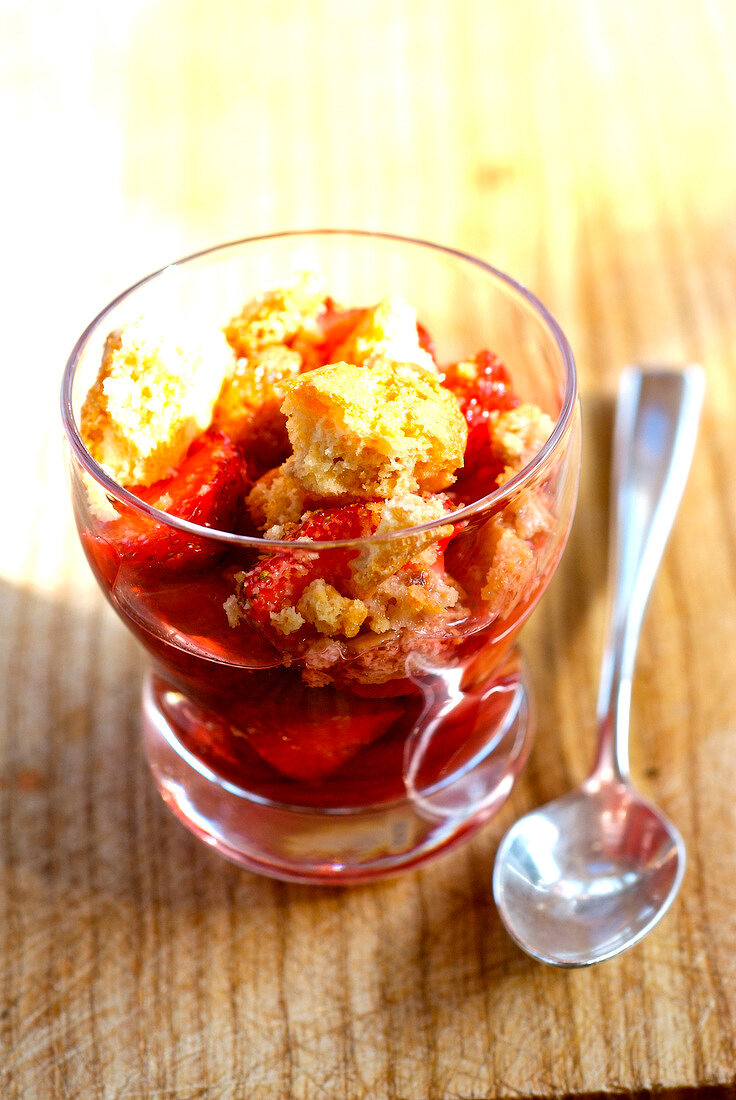 Crushed cookie with strawberries cooked in Auxerre red wine