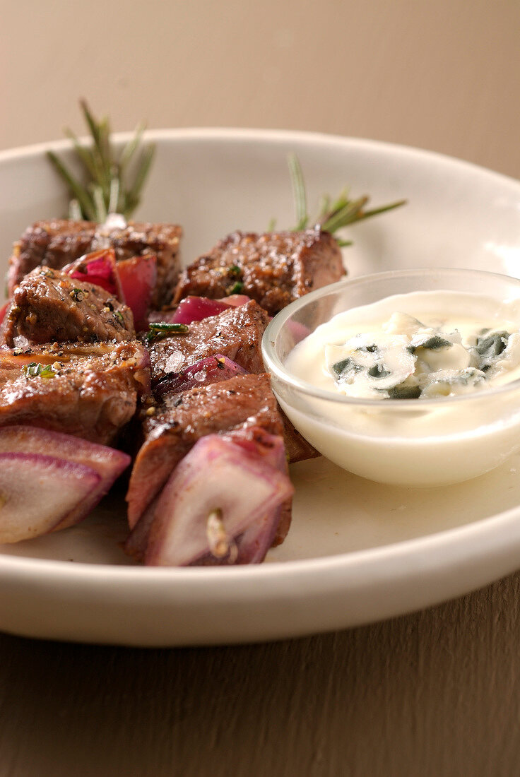 Beef and rosemary brochettes with Roquefort cream