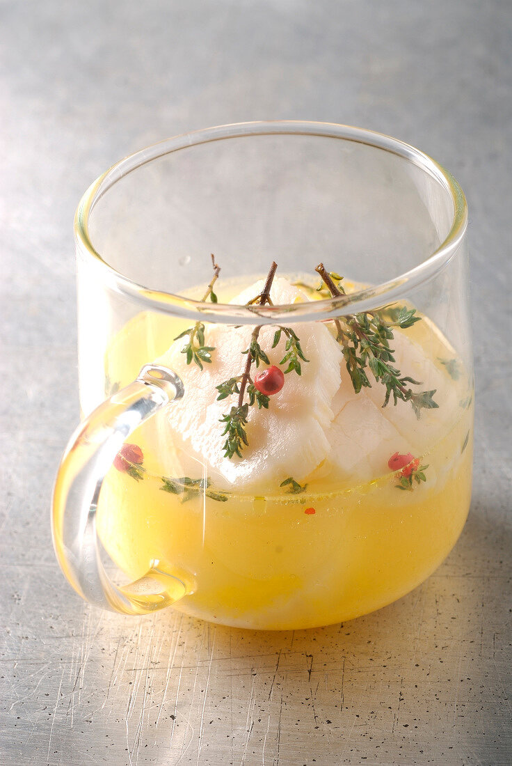 Nage mit Jakobsmuscheln, Tee und Zitrusfruchtsaft