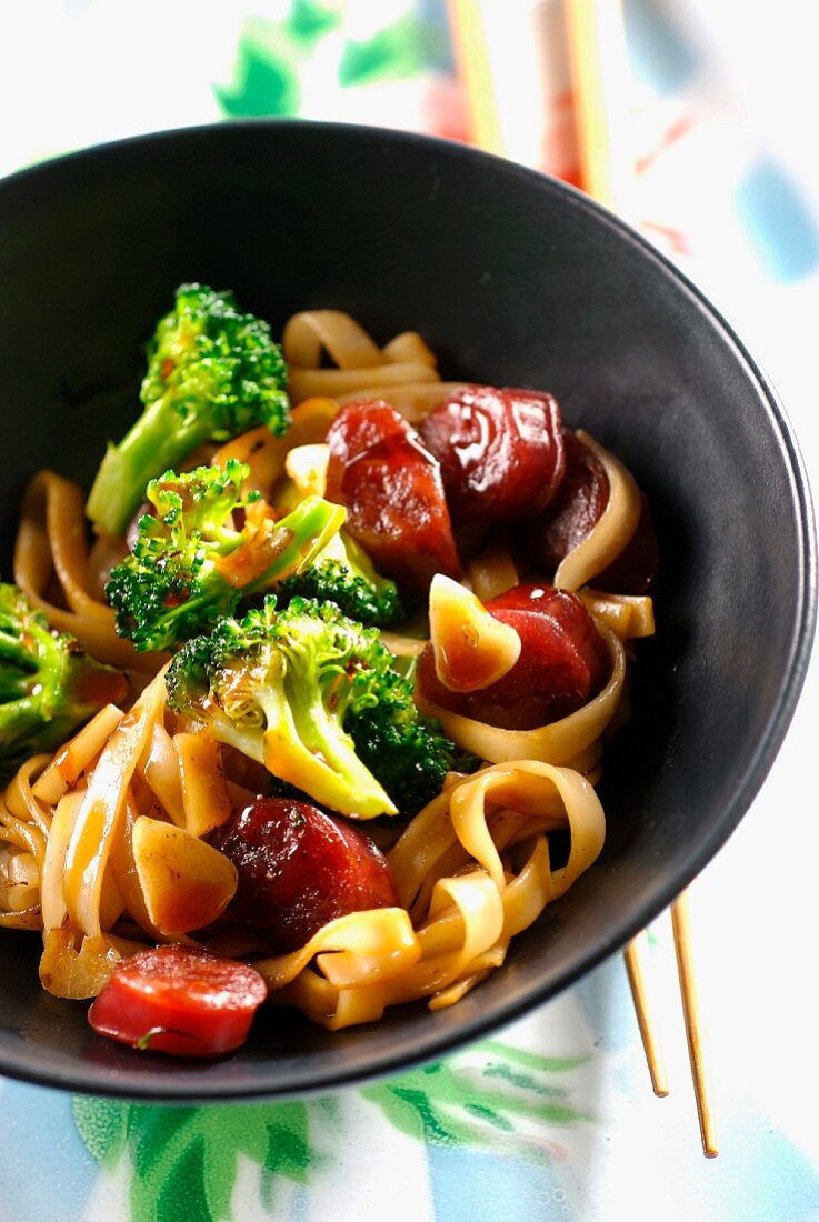 Noodles with Chinese sausages and broccoli