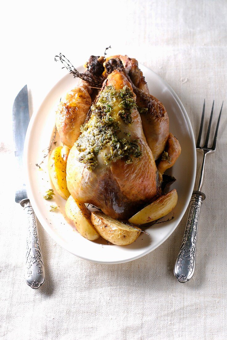 Freiland-Brathähnchen mit Pesto und Ofenkartoffeln