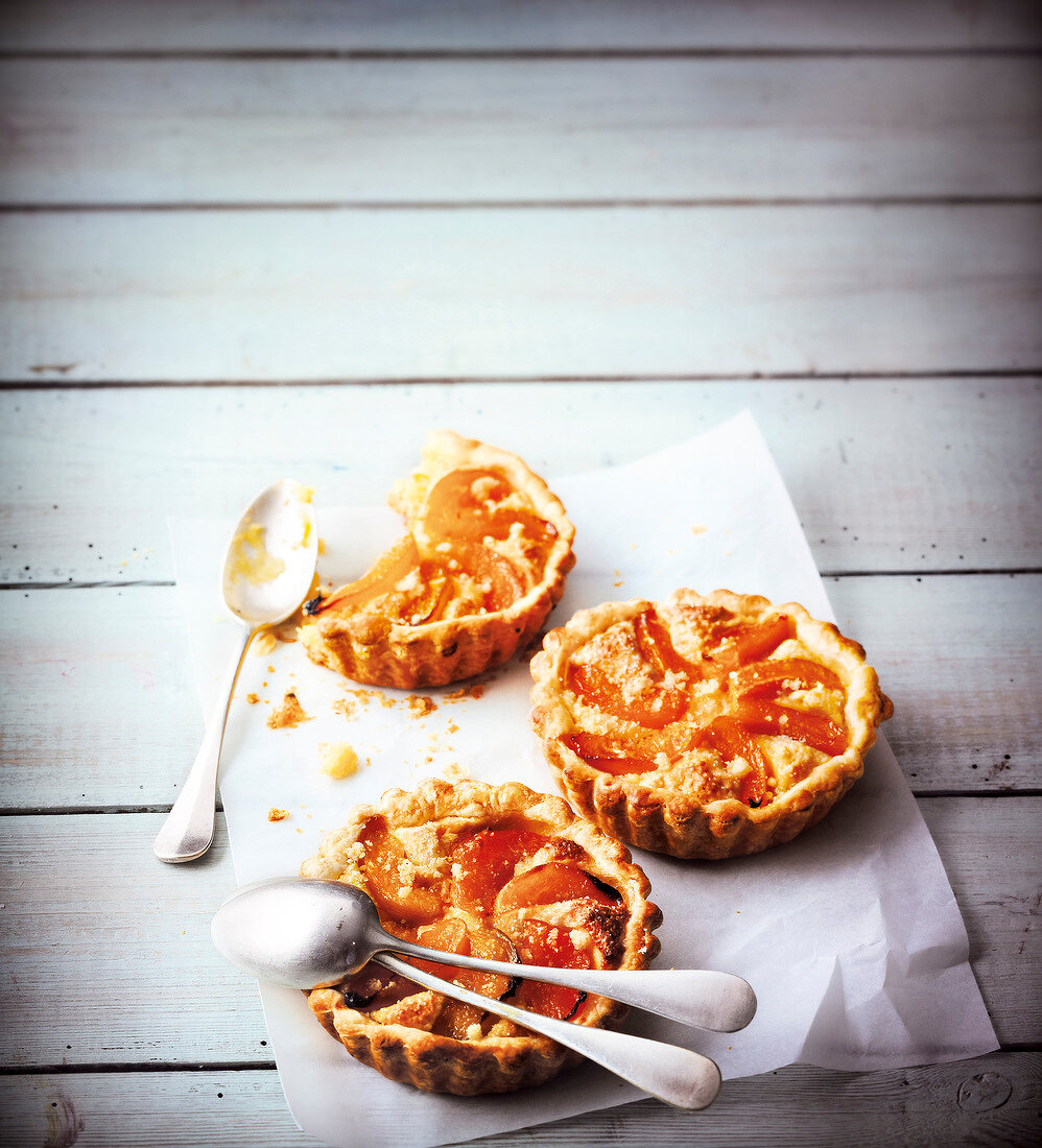 Abricot-amaretti individual pies