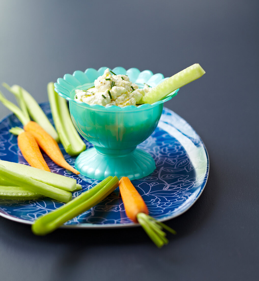 Gemüsesticks und Brousse-Frischkäsedip mit frischen Kräutern