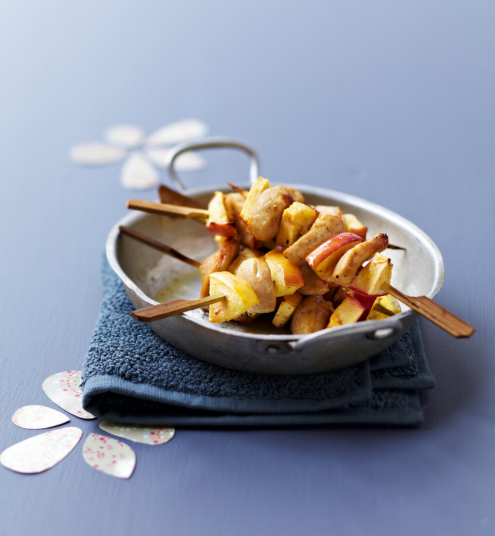 Small white sausage and apple brochettes