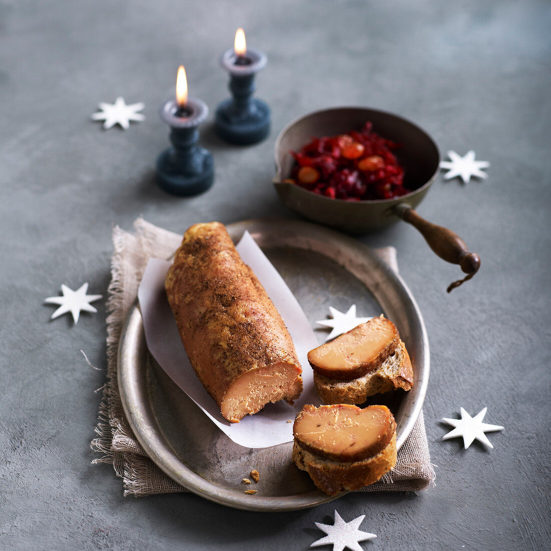 Foie Gras mit grobem Meersalz und Johannisbeer-Chutney