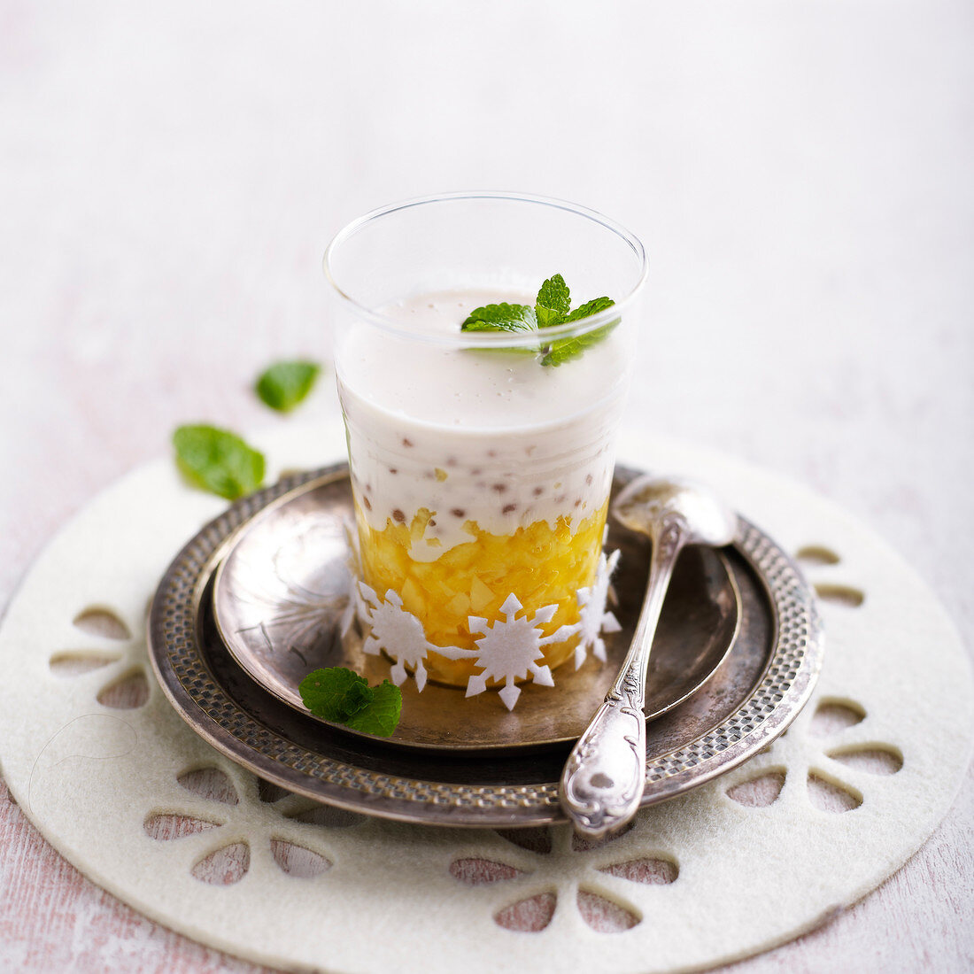 Tapioka-Perlen mit Ananas, im Glas serviert