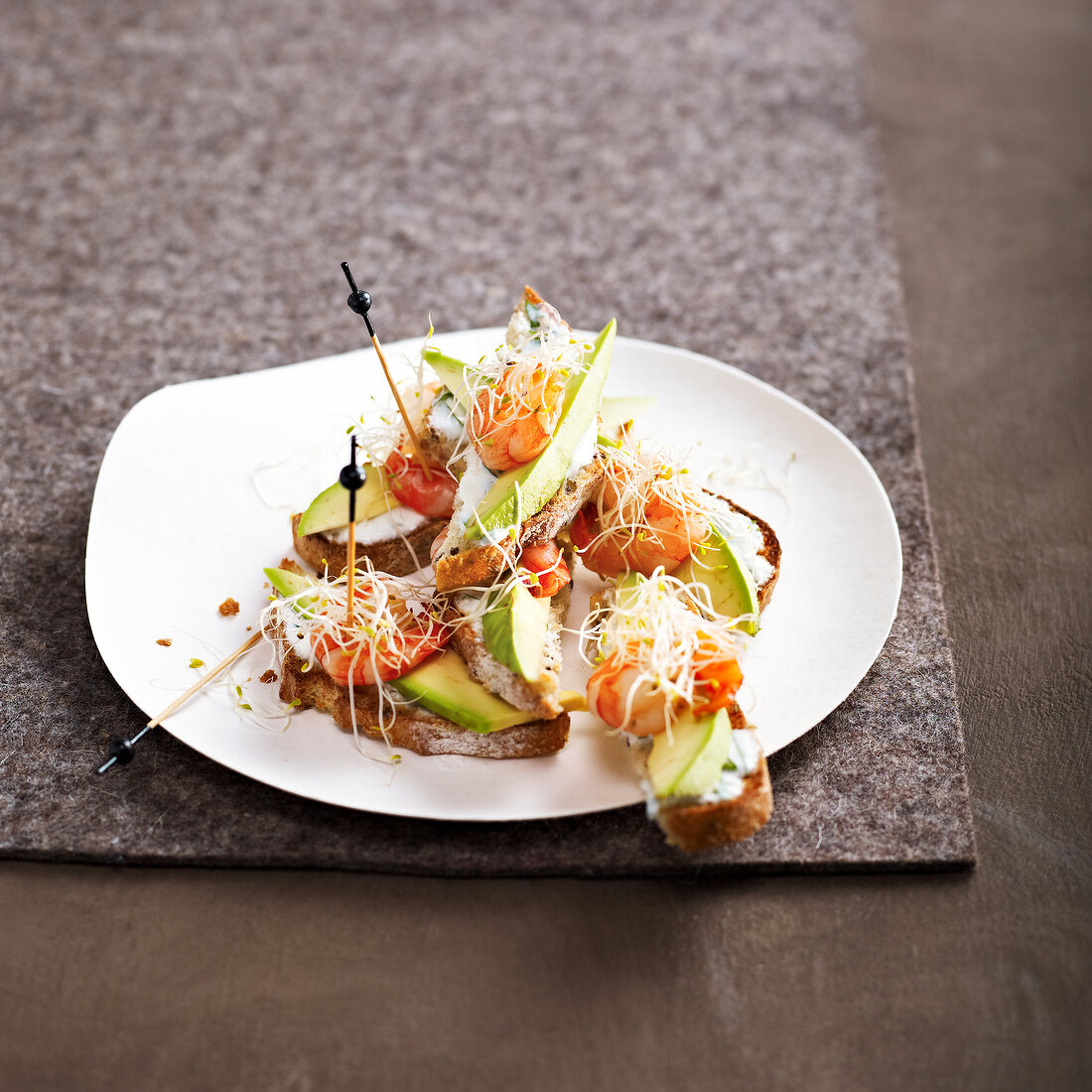 Belegtes Brot mit Garnelen, Mayonnaise und Avocado