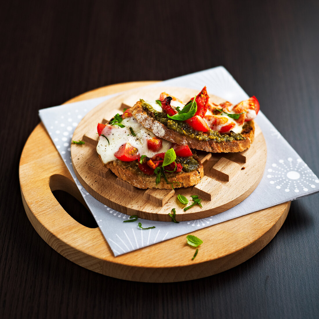 Lauwarmes belegtes Brot mit Pesto, Tomate und Mozzarella