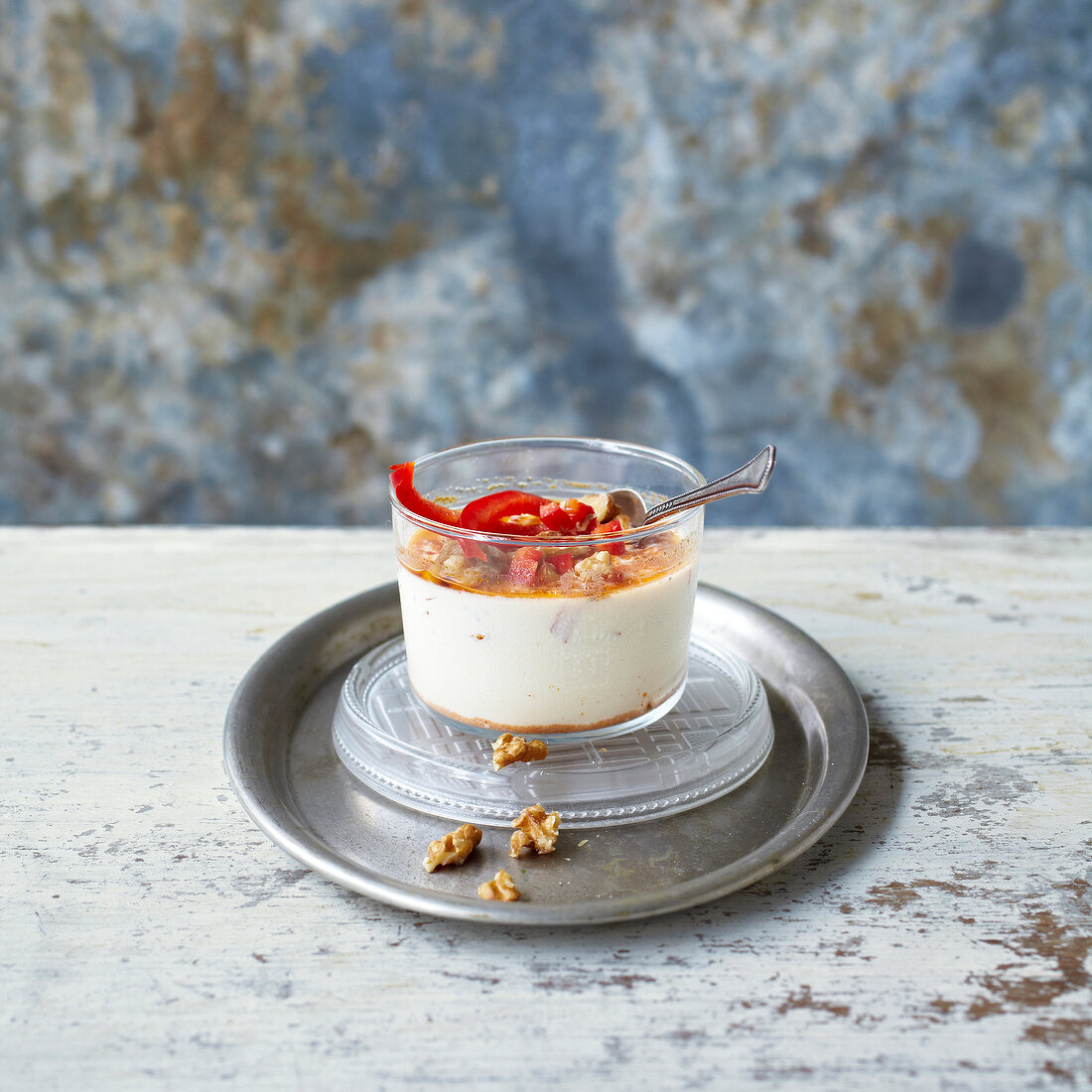 Joghurt mit roten Paprika und Walnüssen