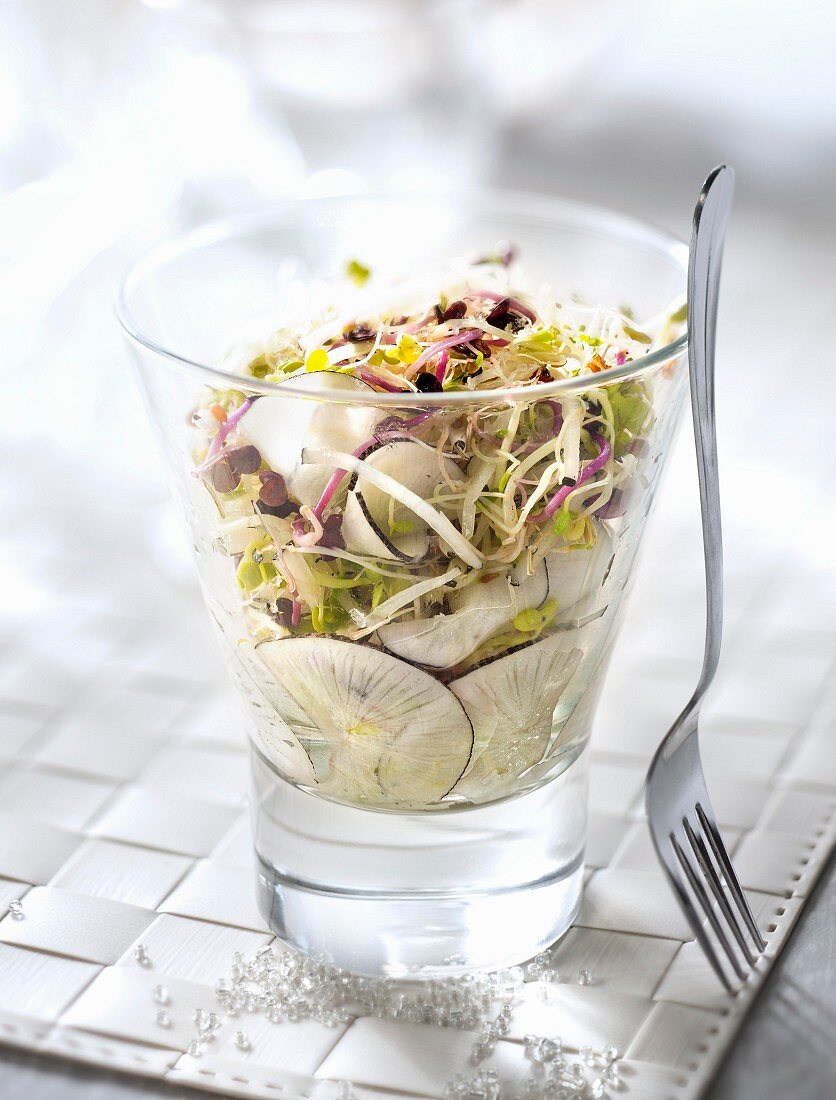Salat mit Winterrettich und Sprossen