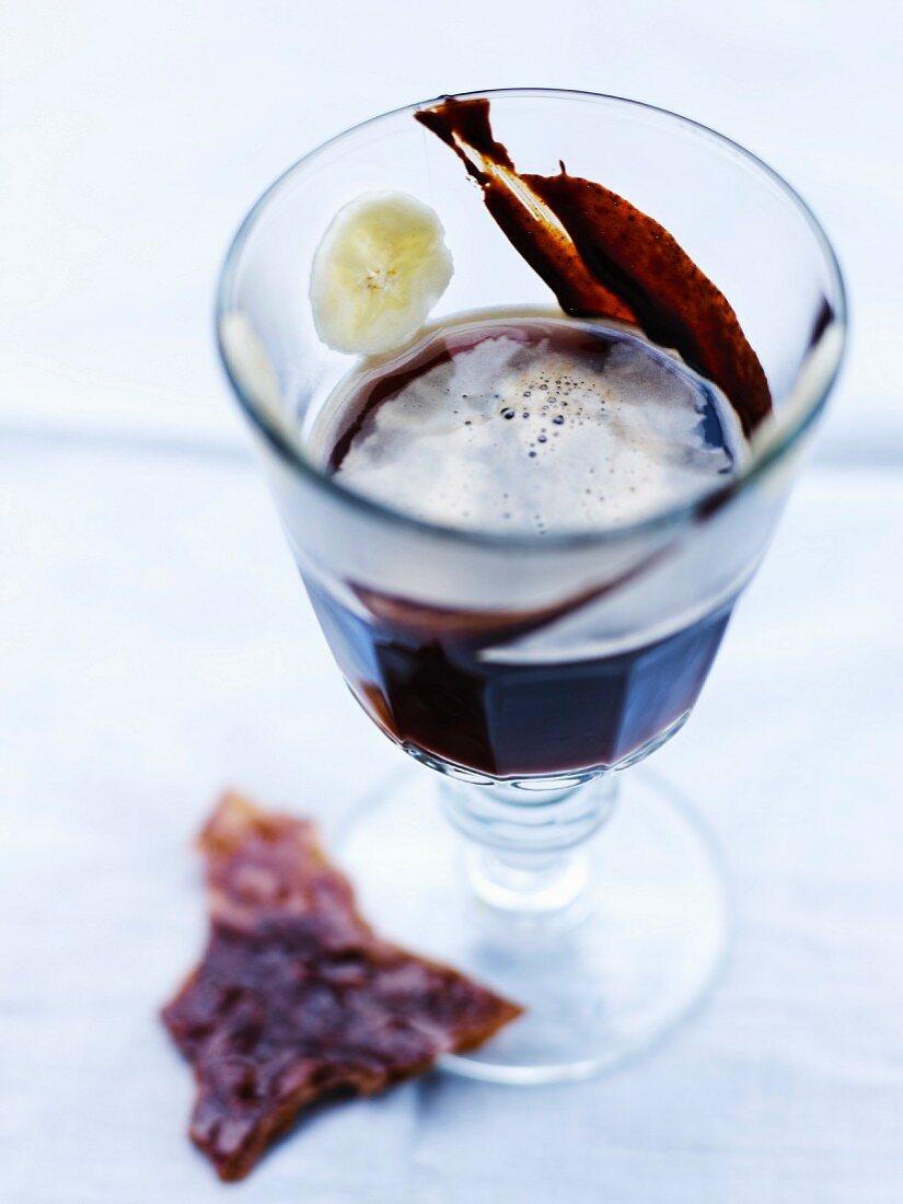 Ein Glas Kaffee mit Schokoladenlikör