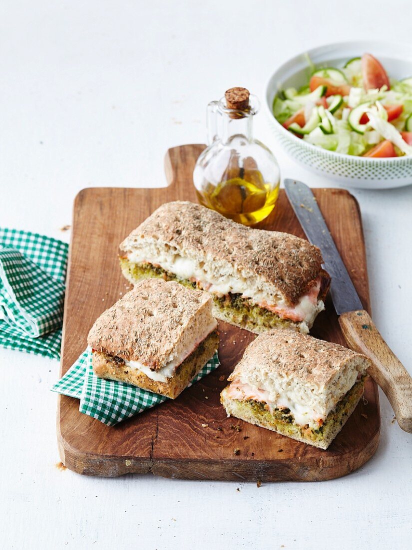 Sandwich mit Pesto, Schinken und Mozzarella