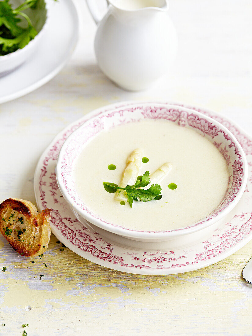Cream of white asparagus soup