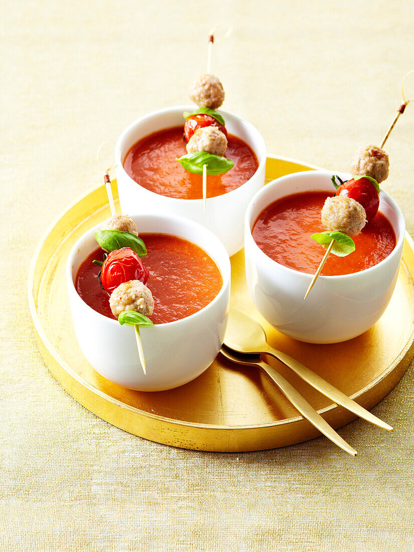 Tomaten-Gazpacho in Schälchen mit Fisch-Tomate-Basilikum Spiesschen