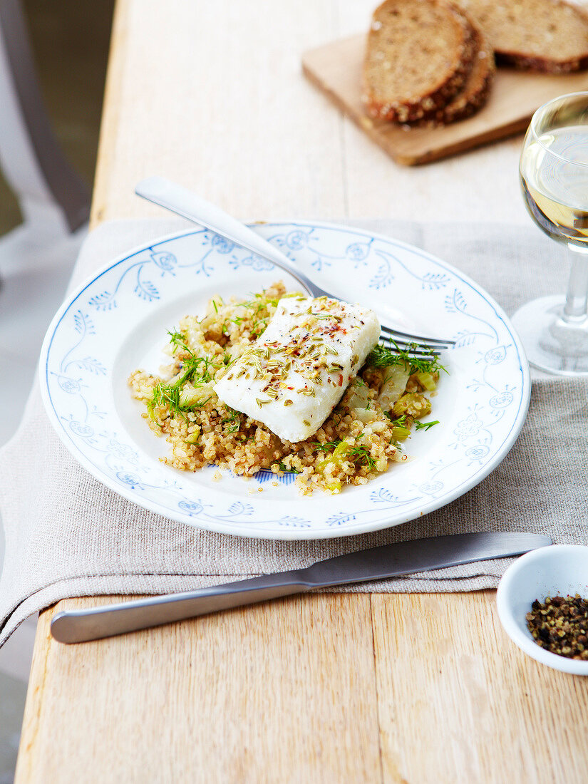 Kräuter-Kabeljau auf Bulgur mit Dill und Stangensellerie