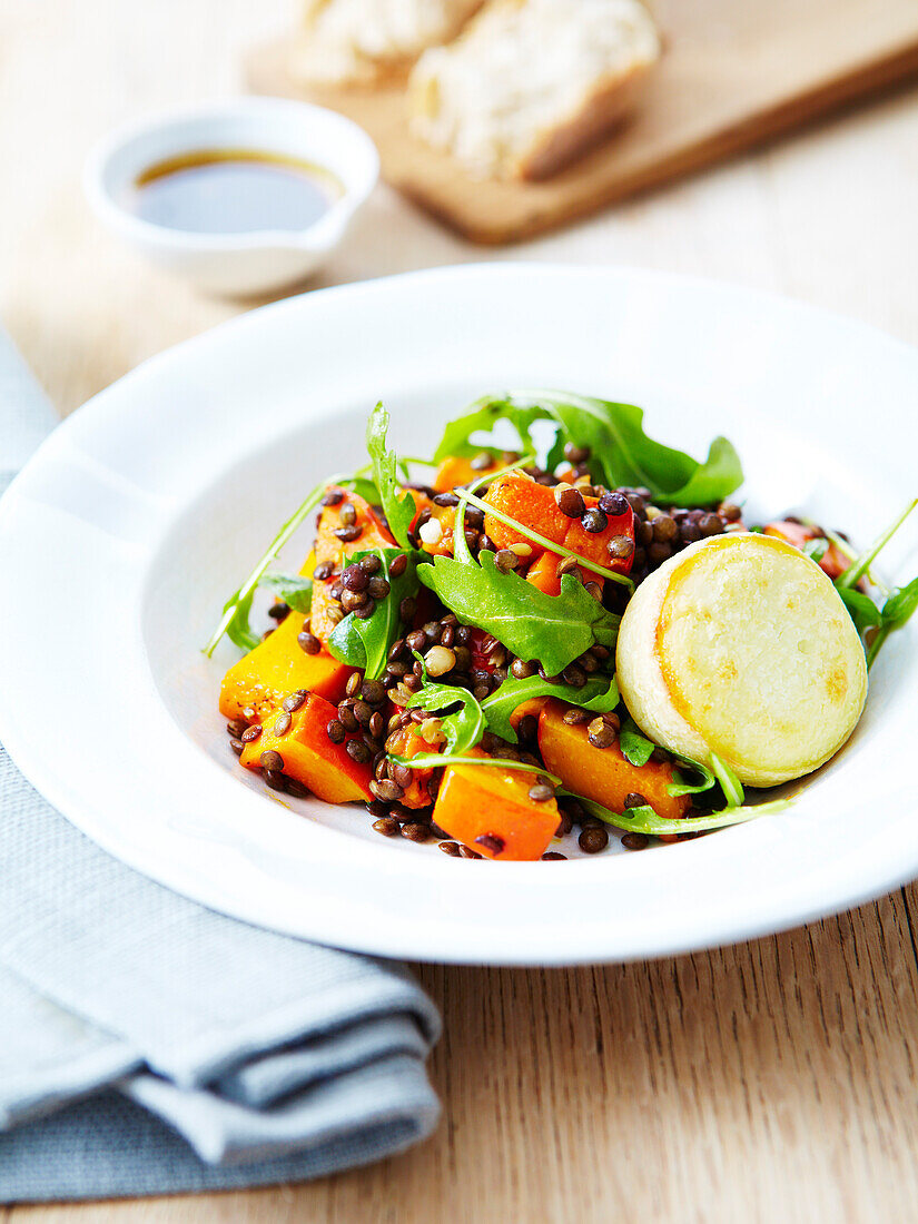 Süsskartoffel-Linsen-Salat mit Ziegenkäse und Rucola