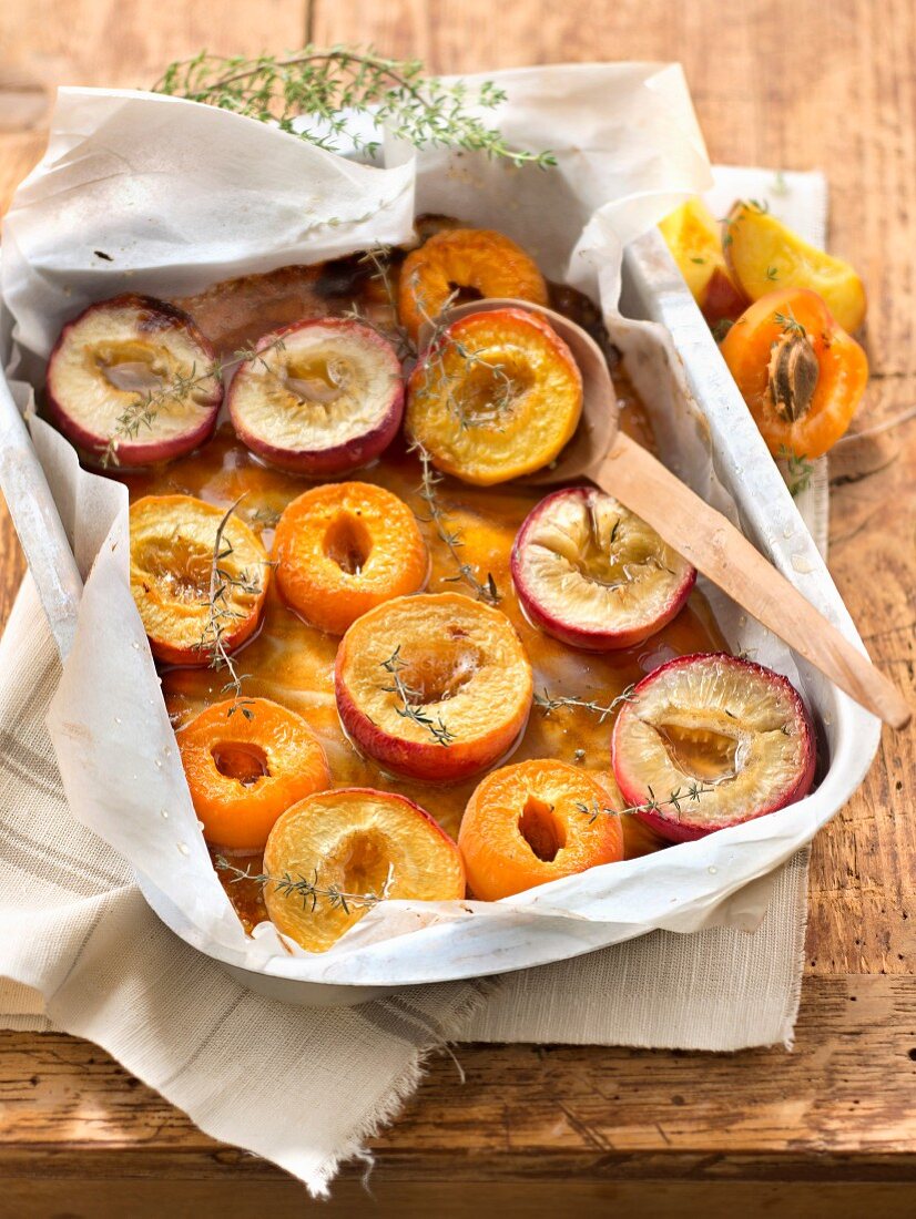 Nektarinen, weiße Pfirsiche und Aprikosen mit Thymian im Ofen gebacken