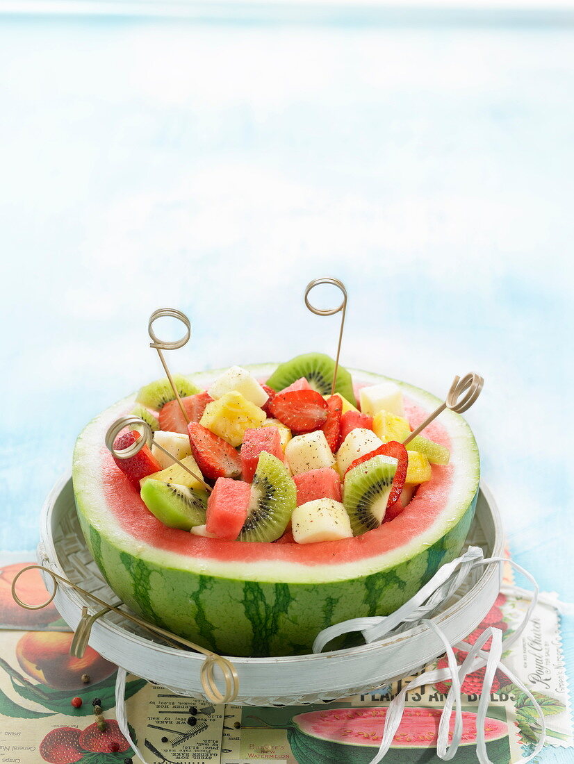 Fruchtsalat in halbierter Wassermelone