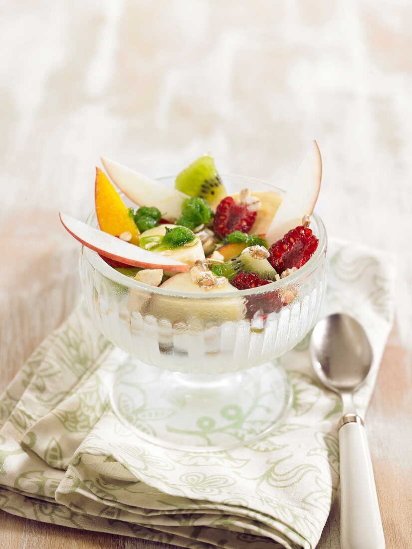 Fruchtsalat mit Joghurteis und Basilikum