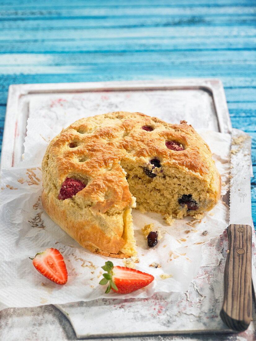 Hafermehlkuchen mit Waldfrüchten und Honig, angeschnitten