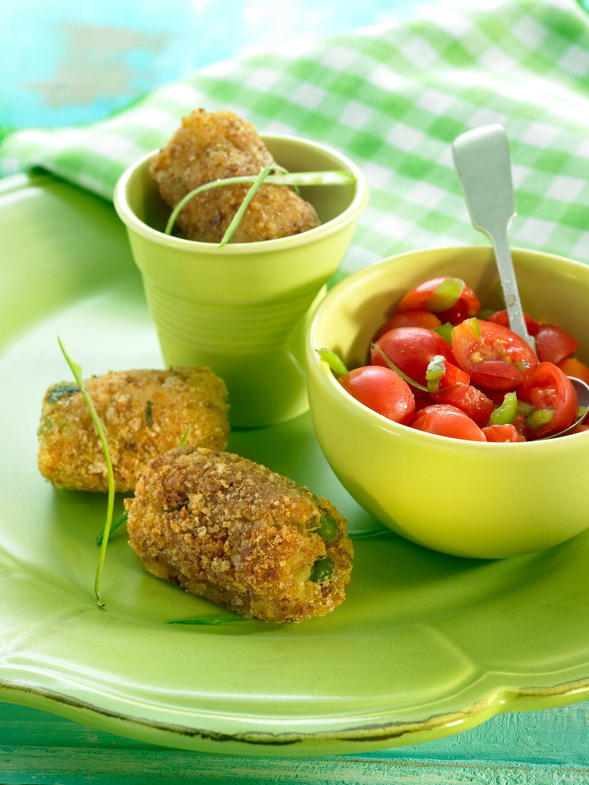 Kartoffel-Erbsen-Kroketten mit Kirschtomatensalat