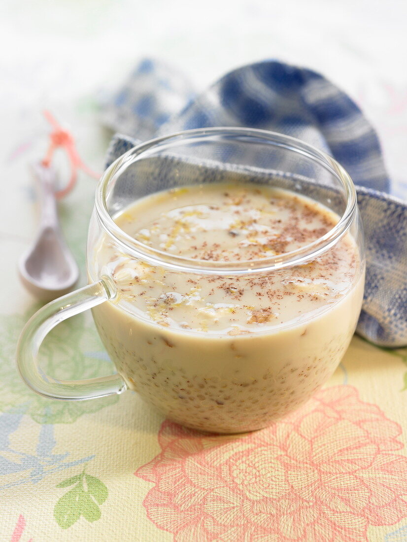 Cinnamon-flavored quinoa cream dessert