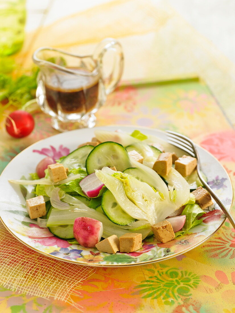 Gemüsesalat mit mariniertem Tofu