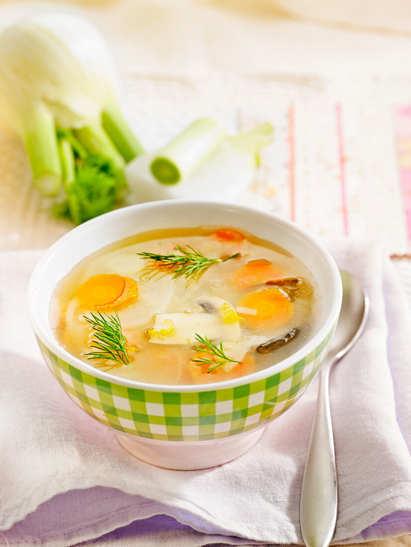 Frühlingsgemüsesuppe mit Fenchel